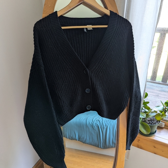 H&M Sweaters - 🌷 H&M - Black cropped cardigan